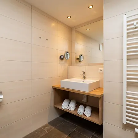 Haus Meneweger Apartament *